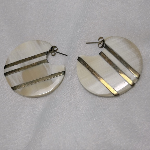 Polished Shell Earrings w/Gold Filled Stripes Sz OS ✨Makes for a Beautiful Gift✨ - Picture 1 of 3